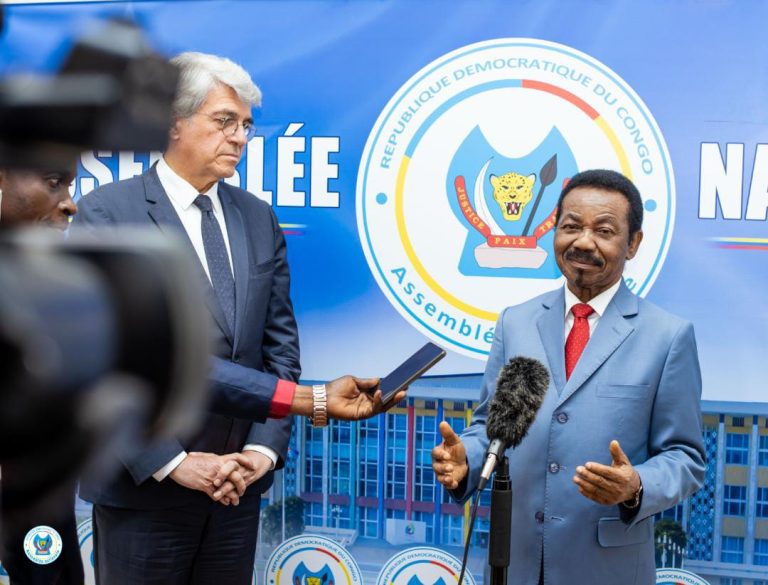 RDC-arrivée de Macron à Kinshasa : Christophe Mboso joue au sapeur-Pompier!