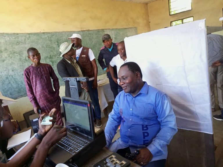 Kasaï : le ministre Adrien Bokele obtient sa carte d&rsquo;électeur à Dekese