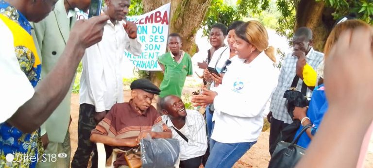 Kasaï : La Fondation René Bazin Kalemba décore un grand pêcheur pour ses plus de 100 ans d&rsquo;âge 