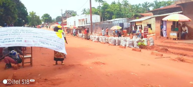 Kasaï/ Lutte contre l&rsquo;insalubrité : le maire de ville initie les travaux collectifs à Tshikapa