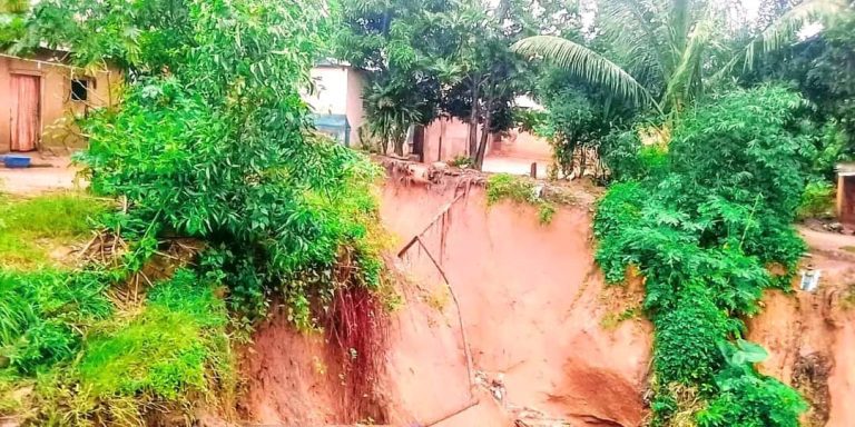 Kasaï Central: le gouverneur John Kabeya ordonne le début des travaux de lutte contre le ravin sur l&rsquo;avenue Kandindi