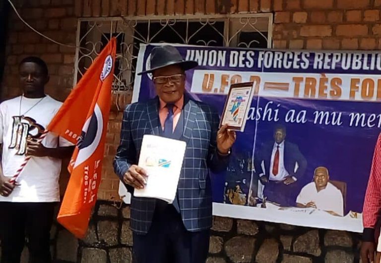 Kasaï Central : La MEEC décerne au professeur Kabatusuila un diplôme de mérite