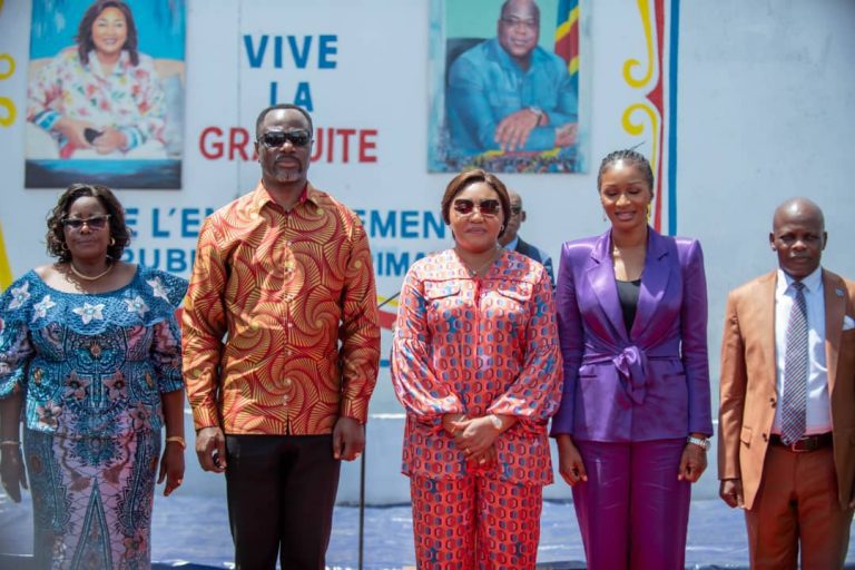 RDC-EPST : En présence de la Première Dame, Tony Mwaba procède à la remise officielle des diplômes d&rsquo;État de l&rsquo;édition 2015 et les actes juridiques du CS La Grâce