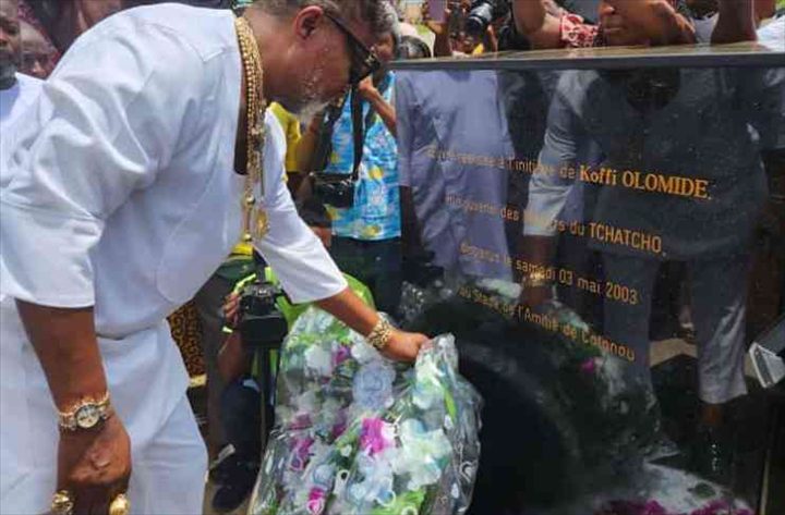 Musique : 20 ans après,  Koffi Olomide rend un hommage digne aux  victimes de son concert au Bénin