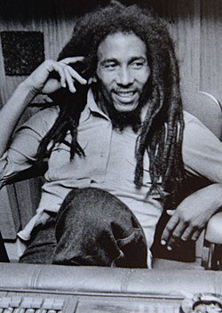 Culture-Page d&rsquo;histoire : 42 ans après sa mort, le monde se rappelle de Bob Marley, icone du style musical «reggae»