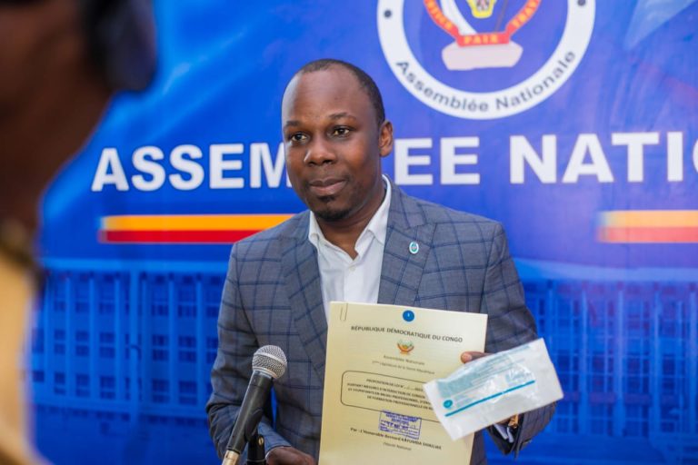 Assemblée nationale :  Bernard Kayumba propose une loi portant interdiction de consommation d’alcool en milieu professionnel, d’enseignement et formation
