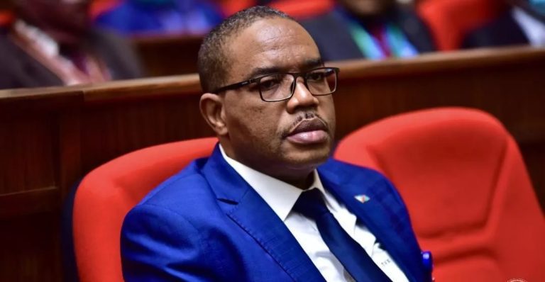 Sud-Kivu : Théo Ngwabidje suspend le maire de Baraka pour implication dans la fraude fiscale et douanière
