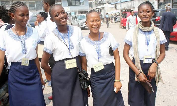 Kinshasa-EXETAT 2023 : À N&rsquo;sele, les finalistes déplorent le retard du début des épreuves (Micro baladeur)