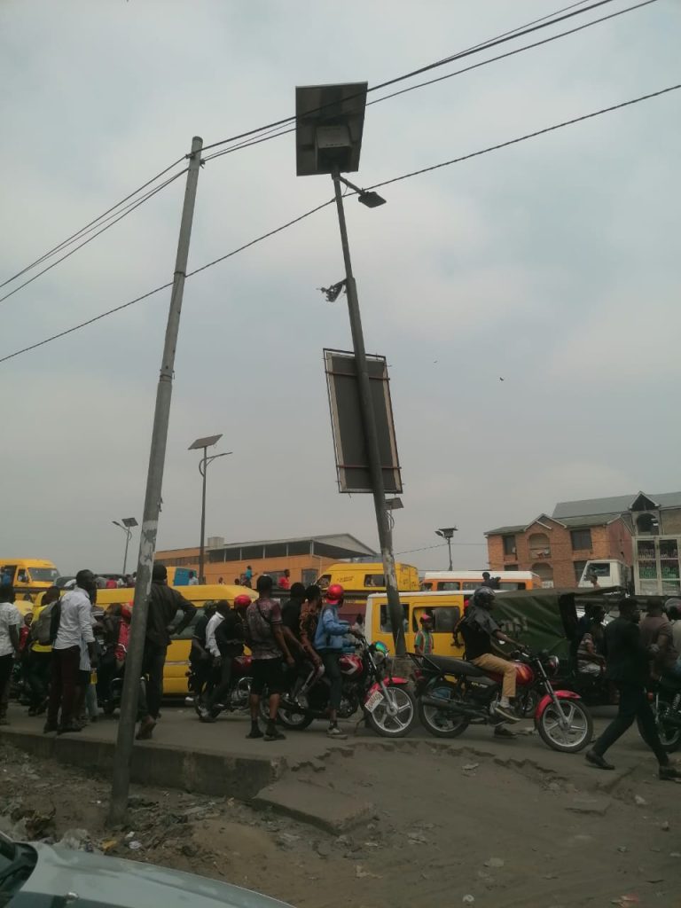 Kidnapping à Kinshasa : la population se lance dans le contrôle des véhicules pour arrêter les criminels