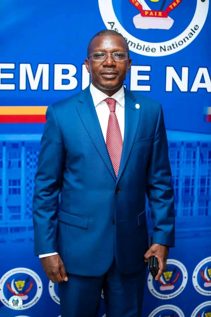 Députation nationale : Elu de Walungu, Amato Bayubasire dépose son dossier accompagné d’une marée humaine