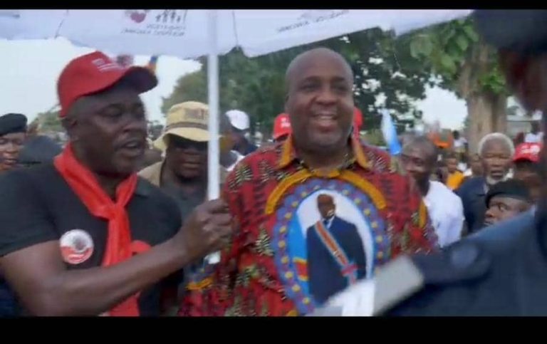 Mongala : Bain de foule pour Molendo Sakombi arrivé ce dimanche à Lisala (Reportage)