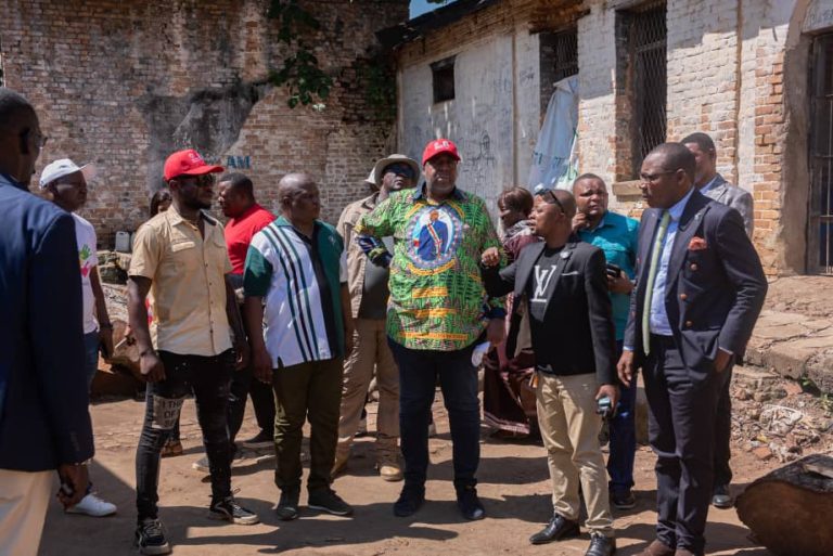 RDC – En séjour à Lisala : Aimé Molendo en visite d&rsquo;inspection à travers les chantiers de la ville