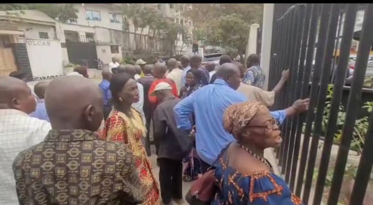 Tirs croisés contre le Ministre Tony Mwaba sur la retraite des enseignants : Intox, manipulation ou sous-information ?