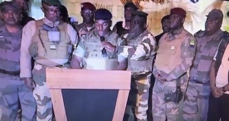 Gabon : Coup d&rsquo;État en cours, les officiers militaires annoncent la fin du régime Bongo et la dissolution de toutes les institutions