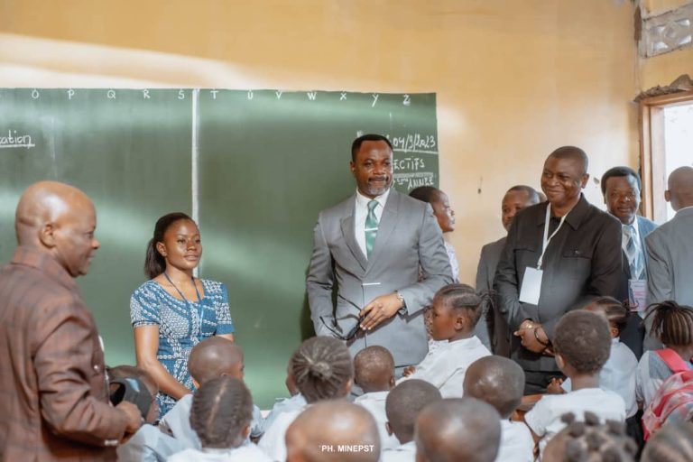 Rentrée scolaire : Tony Mwaba lance officiellement l&rsquo;année 2023-2024 placée sous le thème « amélioration de la qualité de l&rsquo;enseignement par la bonne gouvernance et la redevabilité »