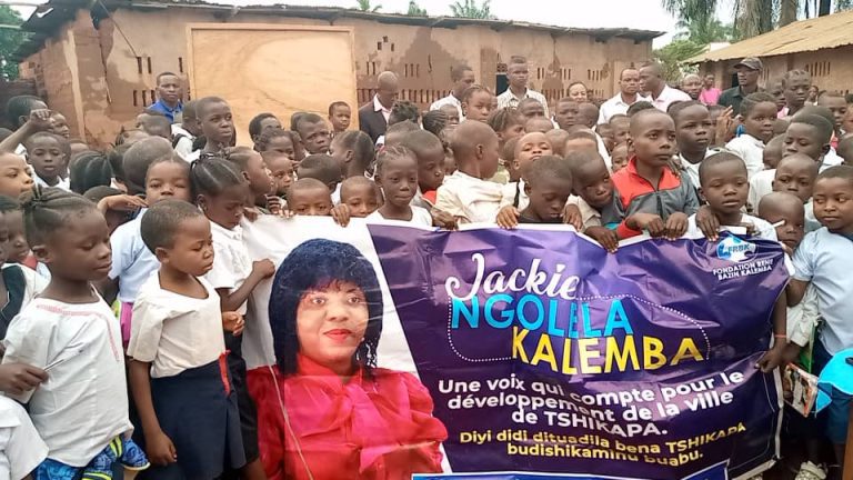 Kasaï: En appui de la gratuité de l&rsquo;enseignement primaire, Jackie NGOLELA dote des tableaux noirs à quelques écoles de Tshikapa
