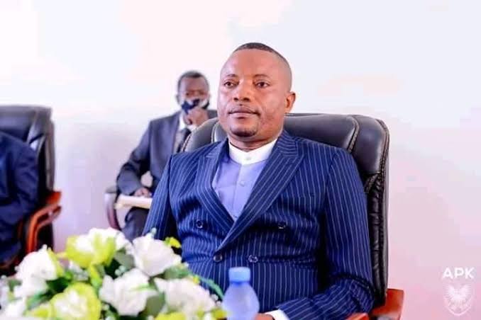 Kinshasa : Papy Epiana, questeur de l’APK en congé médical de trois mois en France, fuite en avant