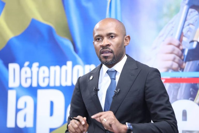 Annexion des terres congolaises par l&rsquo;Ouganda : « Il est hors de question que les périmètres des bornes frontalières, établis depuis longtemps, soient modifiés » (Patrick Muyaya)