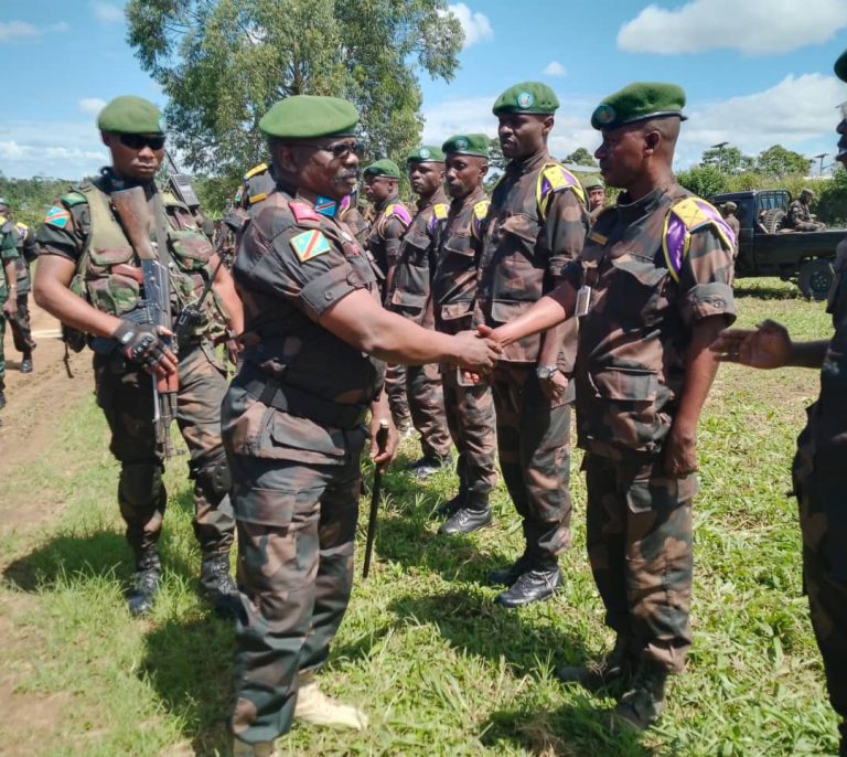 Beni : Le commandant de la 3è zone de défense échange avec les officiers du 3604e Régiment à Kididiwe