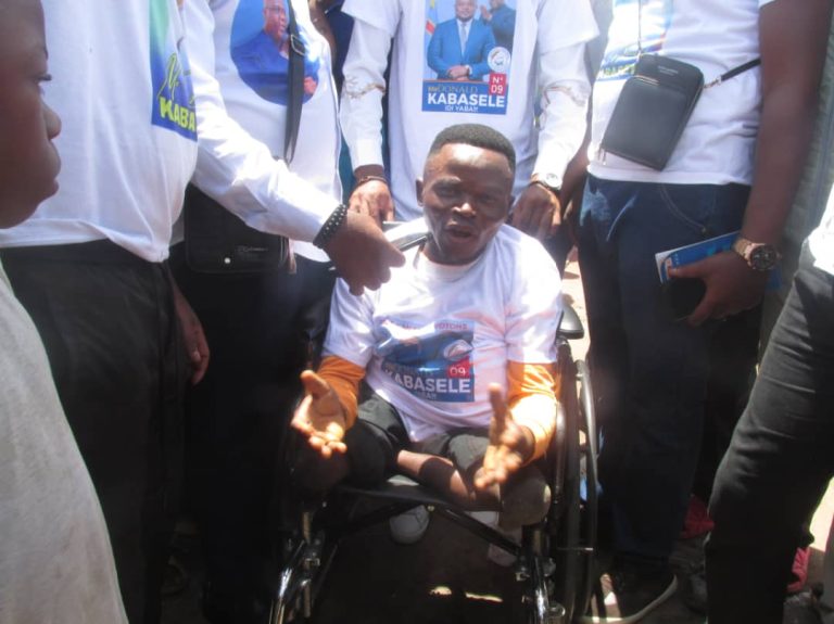 Kasaï Central : Handicapé de son état, John Peter Minga doté d&rsquo;une chaise roulante