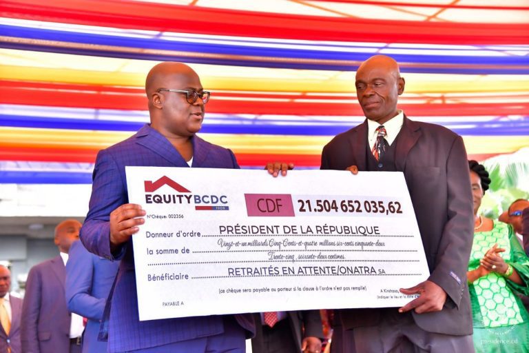 SCTP : Le président Tshisekedi et la ministre du Travail remettent des chèques symboliques de plus de 21 milliards CDF et 2 millions $ aux retraités