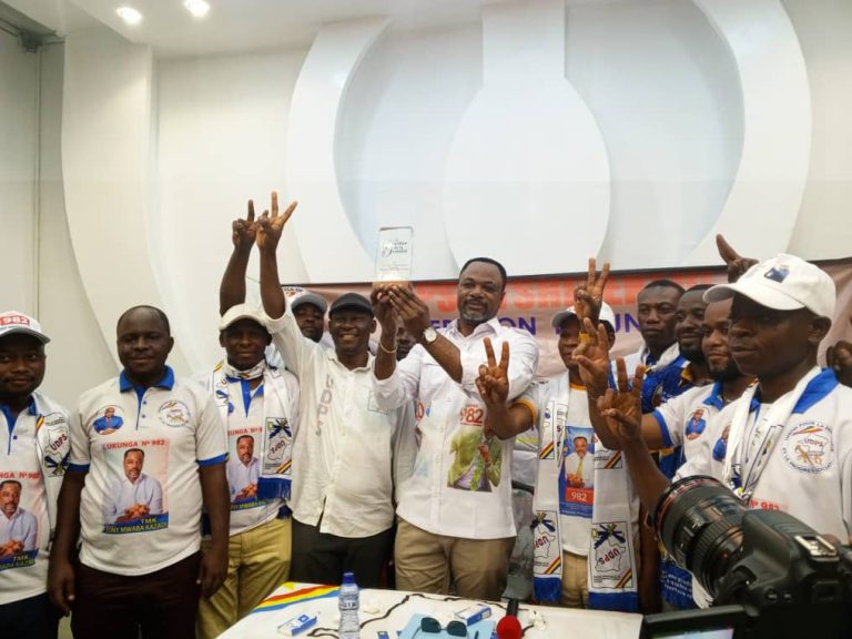 Le candidat n°982, Tony Mwaba Kazadi réchauffe ses électeurs de Lingwala, Barumbu et Kinshasa à Lukunga