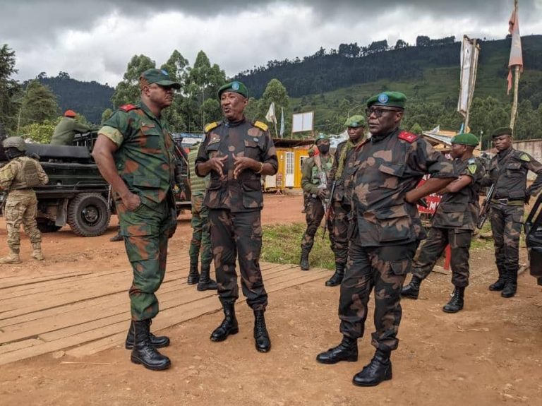Beni : le Général Major Chicko Tshitambwe visite les unités qui traquent les groupes armés réfractaires du P-DDRCS