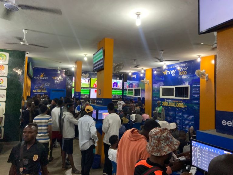 Reportage : L&rsquo;espoir et la déception dans le royaume des parieurs à Kinshasa