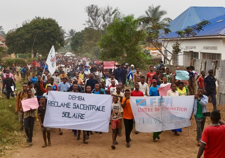 Demba : Plus de 800 personnes manifestent pour relancer le projet de centrale solaire