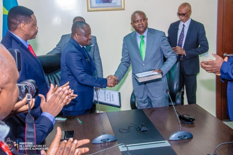 Remise et reprise au Ministère de l’Agriculture : Muhindo Nzangi annonce une révolution agricole et vise la première place mondiale en cacao