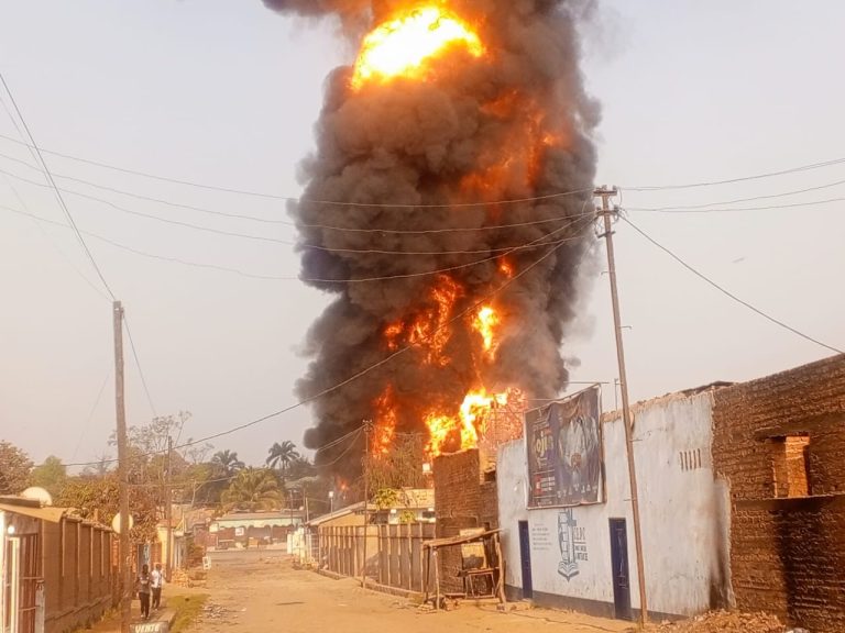 Lubumbashi : Quatre véhicules détruits par un incendie à la station-service PMJ de Kamalondo
