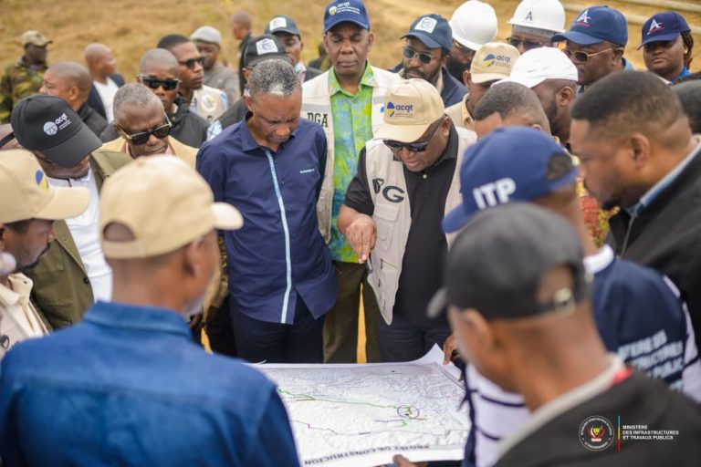 Kongo-Central : Le ministre John Banza inspecte les travaux de la route de la Passion à Nkamba