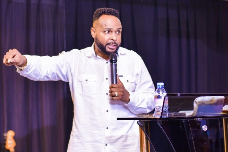 Pasteur Paul Mukendi arrêté à Kinshasa pour ses critiques contre le gouvernement