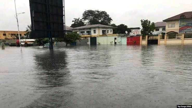 Inondations à Kinshasa : Tshisekedi presse le gouvernement à accélérer les travaux d’urgence visant à atténuer les dégâts