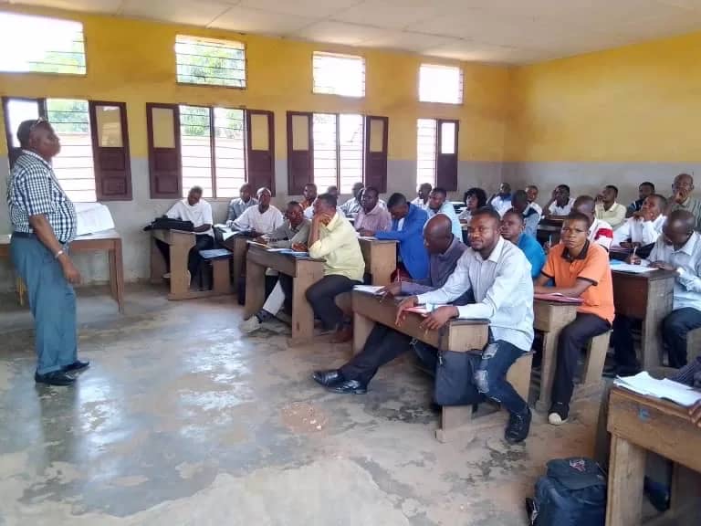 Kinshasa : Les enseignants brandissent la menace d’une grève du 1er au 6 septembre face aux promesses non tenues du Gouvernement