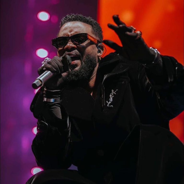 Luanda : Fally Ipupa électrise l’Estádio França Ndalu malgré un retard de démarrage