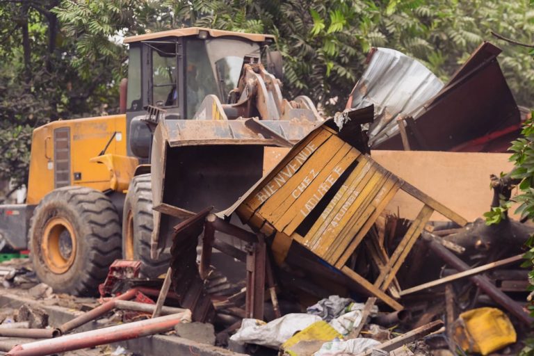 Kinshasa : Le gouverneur Daniel Bumba lance l’opération de démolition des constructions anarchiques