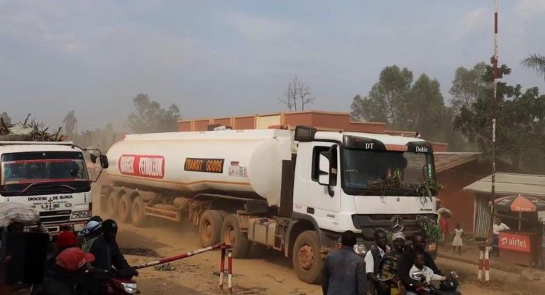 Ituri : Les FARDC libèrent une centaine de véhicules pétroliers bloqués sur la RN27