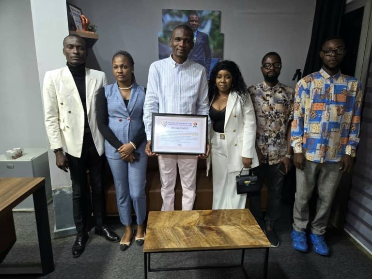 Médias : Gauthier Sey récompensé par un diplôme de mérite décerné par les Jeunes Patriotes du Congo