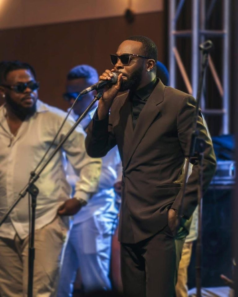 Héritier Wata interprète “Magoda” à Lemba malgré l’interdiction du CSAC