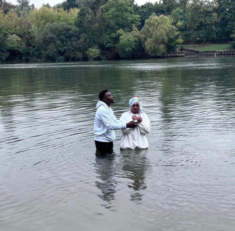 Paris : Nathalie Makoma reçoit son baptême d&rsquo;eau pour signer son retour dans le Gospel