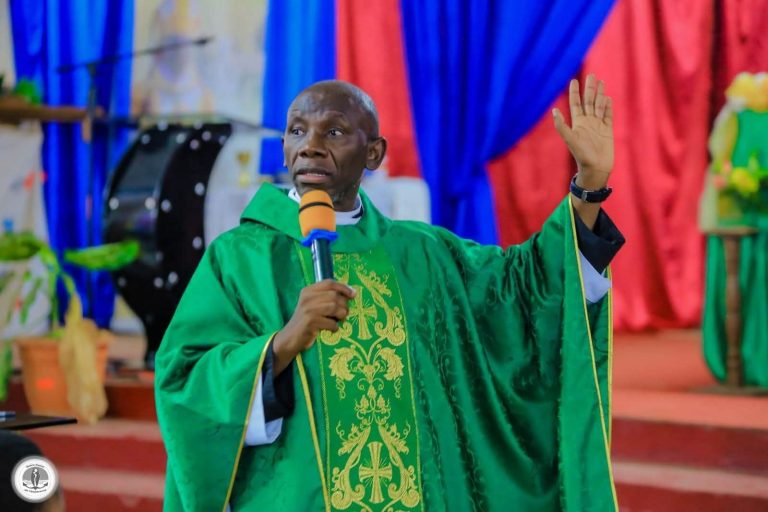 RDC : Le soutien tribal de l’abbé Blaise Kanda à Félix Tshisekedi déclenche une vive polémique