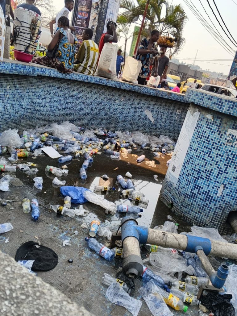Kintambo : Le parc du rond-point Magasin sombre dans l&rsquo;insalubrité malgré sa réfection