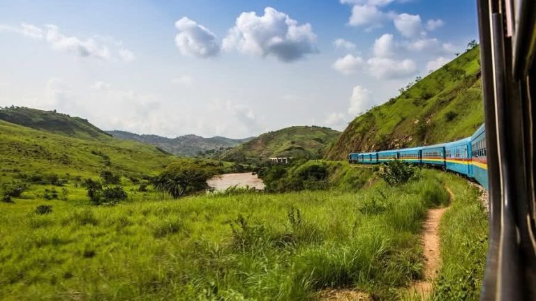 RDC : Tshisekedi relance le trafic ferroviaire Kinshasa–Matadi après cinq ans d’arrêt