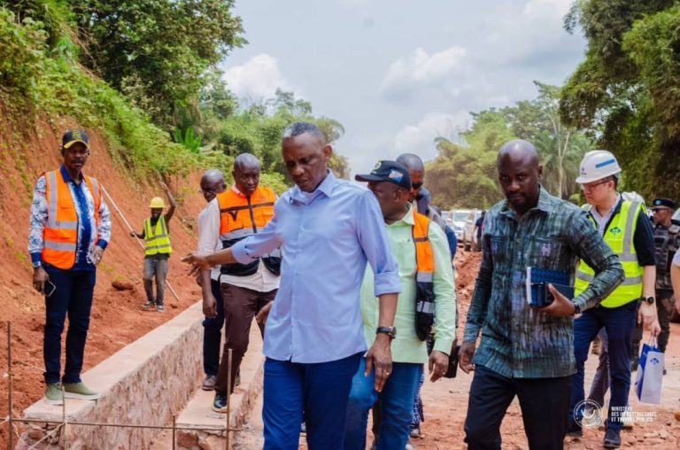 RDC : Le ministre John Banza inspecte les travaux sur la RN4 à Kisangani