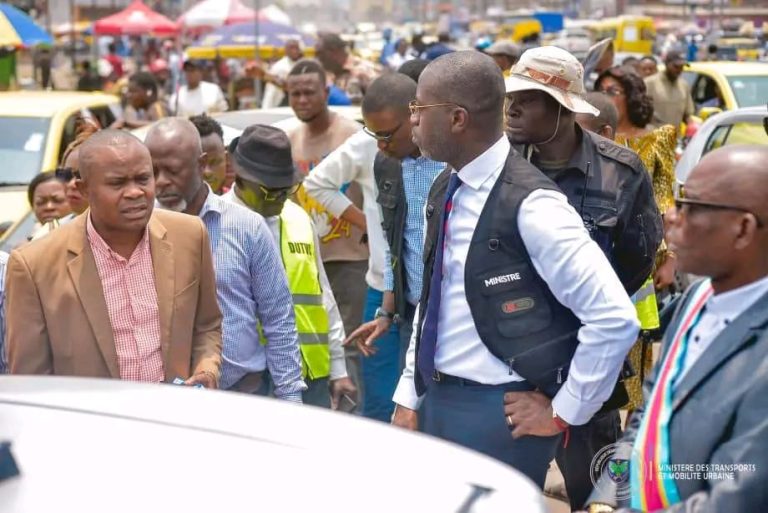 Kinshasa : Le ministre Bob Amisso s’attaque aux arrêts et parkings pirates à Huilerie