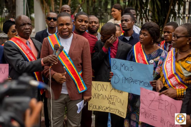 RDC : des conseillers communaux campent devant la Primature pour exiger les élections locales