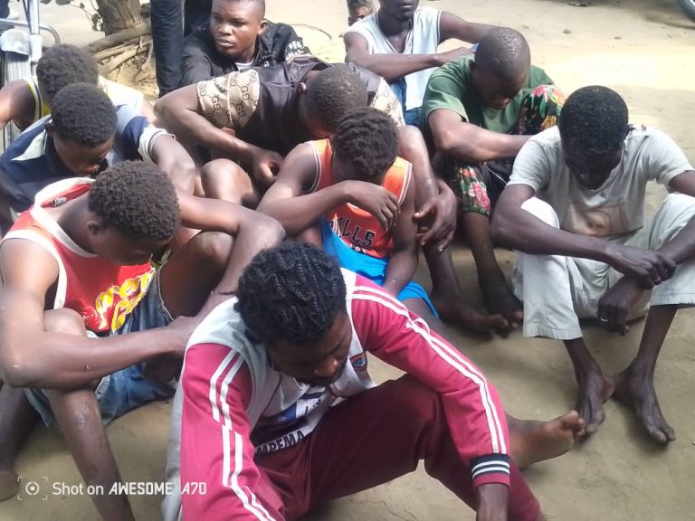 Kongo Central : 19 présumés criminels arrêtés et présentés à Muanda