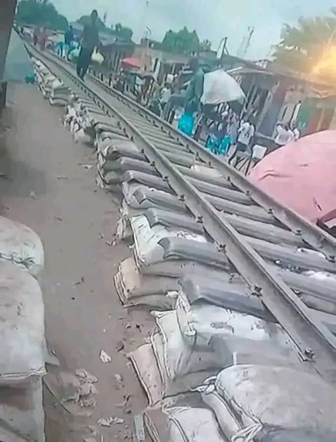 Masina : l’ONATRA réhabilite le rail avec des sacs de sable, la population redoute des accidents