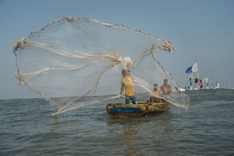 Ituri : des militaires accusés d’imposer une taxe abusive aux pêcheurs du lac Albert
